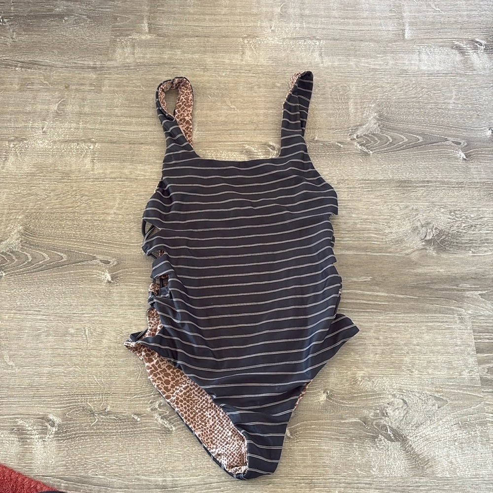 Acacia one piece size M